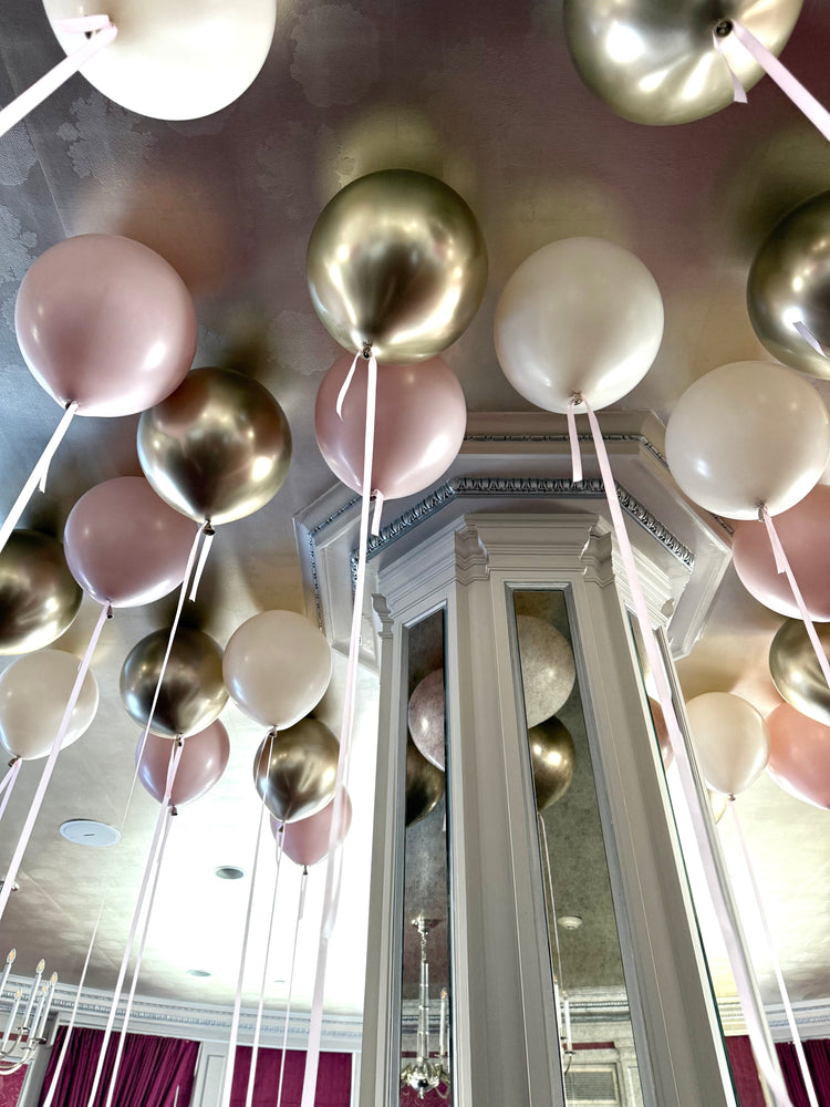 BALLONS JUMBO AU PLAFOND RUBAN SATIN