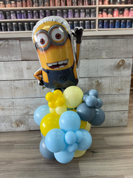 MONTAGE DE BALLONS MINIONS